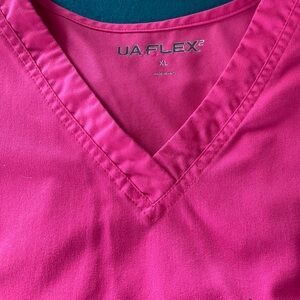 UA Flex scrub top fuchsia with black stretch at the  sides-size XL -used
